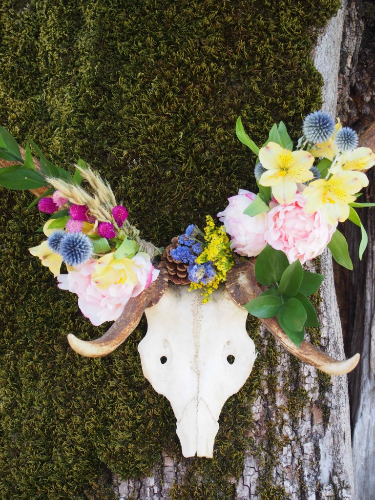 Trophée tête de cerf fleuri