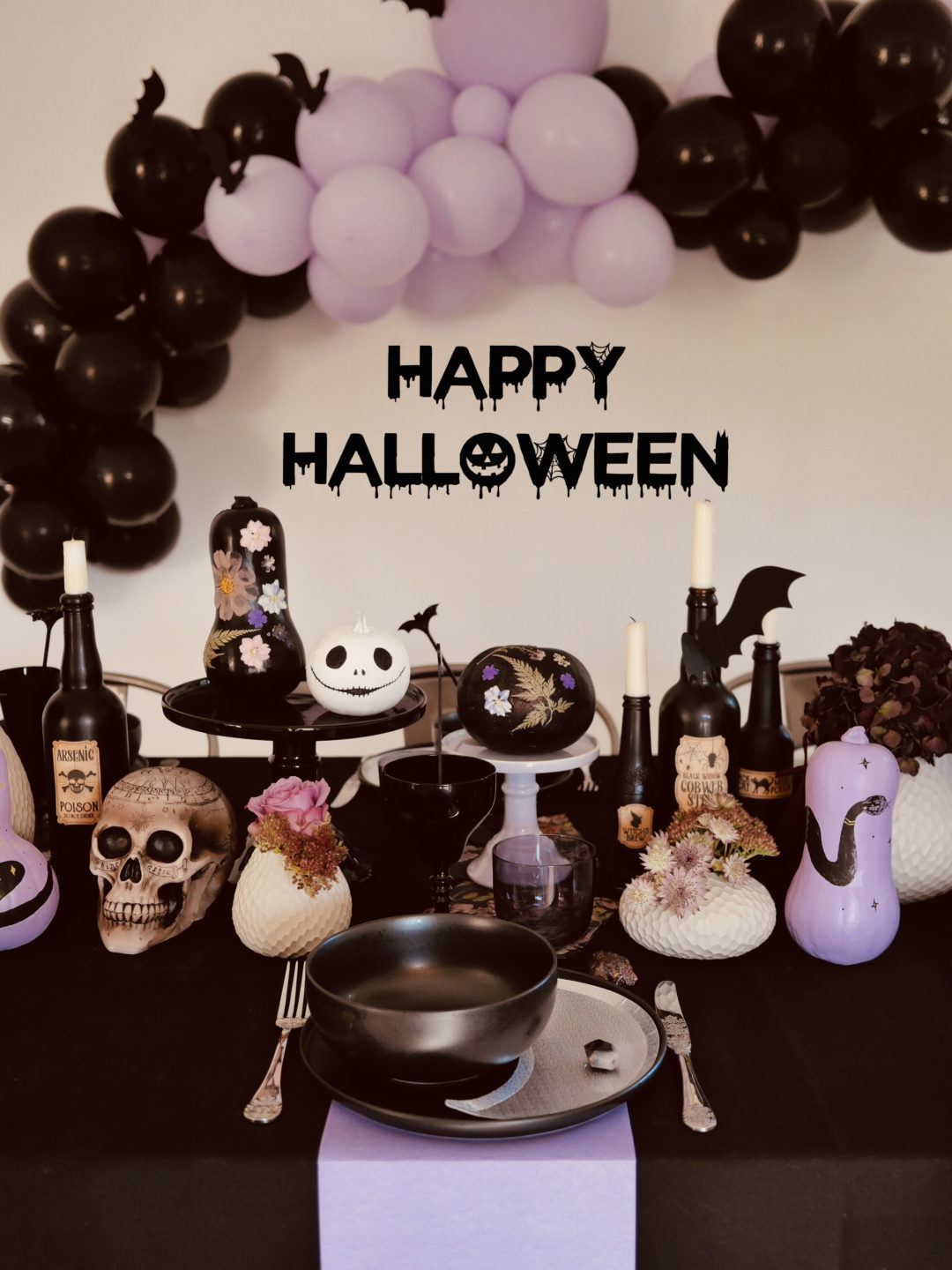 table d'Halloween en noir et lilas