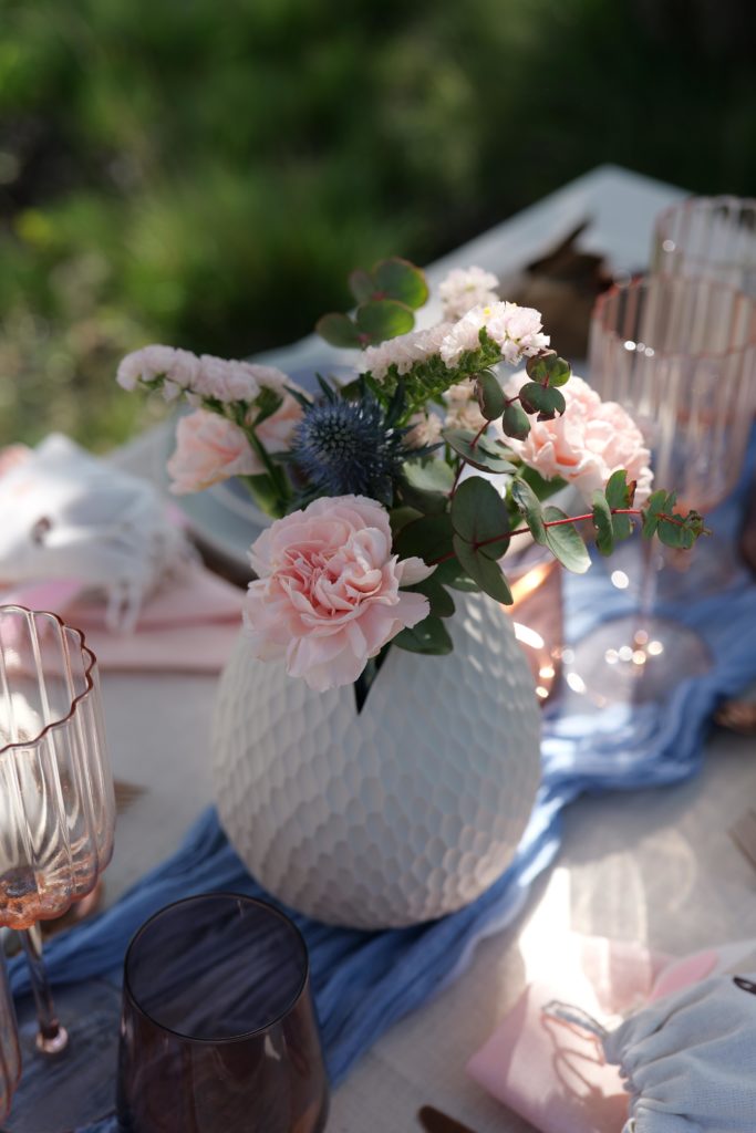 bouquet de fleurs en rose et bleu